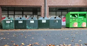 Die neuen Glas- und Altkleidercontainer stehen in Adolfstraße neben den Buchholzer Höfen. Foto: JOTO
