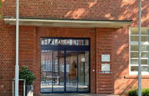 Bürgerbüro schließt früher: Kurze Öffnungszeiten an zwei Tagen Der Rathauseingang in Buchholz. Foto: Hamann