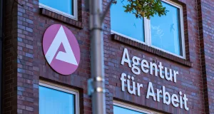 Das Logo der Agentur für Arbeit in der Buchholzer Innenstadt.