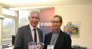 Leiterin Andrea Kowalewski und Landrat Rainer Rempe betonten die Bedeutung der Koordinierungsstelle Frau & Wirtschaft. Foto: Landkreis Harburg