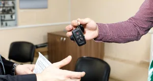 Schlüsselübergabe beim Autoverkauf. Foto: Symbolbild