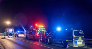 Feuerwehr und Polizei stehen auf der Bahnbrücke B3 in Sprötze.