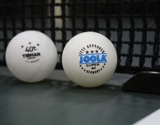 Tischtennisbälle vor dem Netz. Foto: Ralf Koenecke
