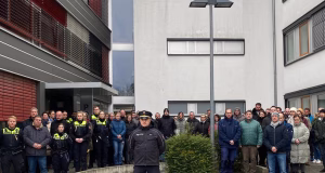 Schweigeminute vor der Polizeiinspektion Harburg in Buchholz. Foto: Polizei
