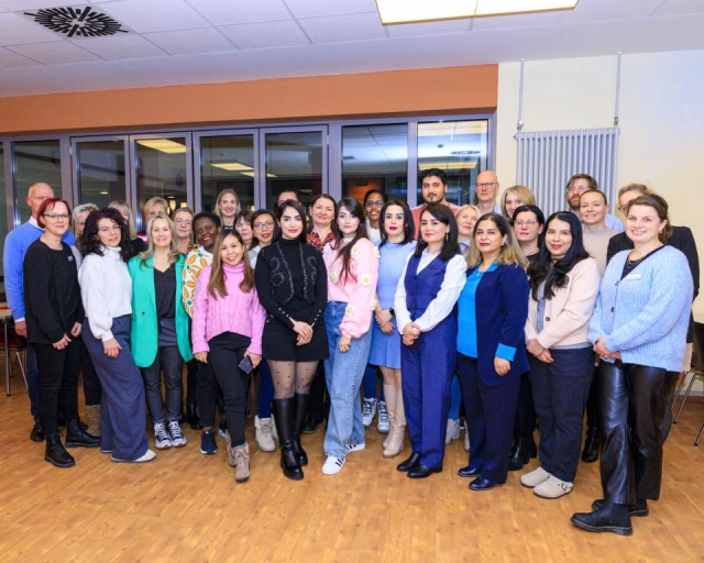 Mitte Januar lud die Geschäftsführung internationale Pflegekräfte aus beiden Krankenhäusern zum Willkommens-Essen ein. Seit Herbst 2024 unterstützen die Fachkräfte aus Mexiko, dem Iran, den Philippinen und der Türkei die Pflegeteams an beiden Standorten, um den wachsenden Fachkräftemangel zu bekämpfen. Foto: Krankenhäuser Buchholz-Winsen