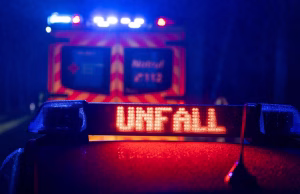 Polizei und Rettungsdienst bei einem Unfall. Symbolbild/Foto: JOTO