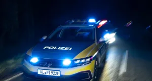 Polizeieinsatz in der Nacht. Symbolfoto: JOTO
