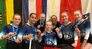 Das U16-Team des GAK als Bronzemedaillen-Gewinnerinnen - vorne v.l.: Laura Claessen, Latisha Lange, Anni Denschstädt, Patrica Pansegrau und Lilly Heilandt. Hintern Co-Trainerin Lea Pauline Scholz und GAK-Sportlehrerin und Chef-Trainerin Meike Scholz. Foto: GAK