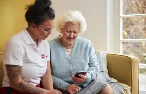 Die Johanniter unterstützen Senioren beim Umgang mit Smartphone und Tablet. Foto: Johanniter