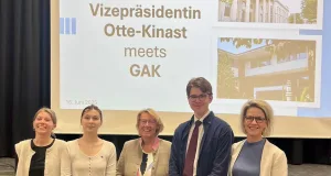 Politiklehrerin Luisa Lensker, Elsa Rech (Jg. 12), Barbara Otte-Kinast, Timon Stargardt (Jg. 12) und Schulleiterin Linda Steuber. Foto: GAK