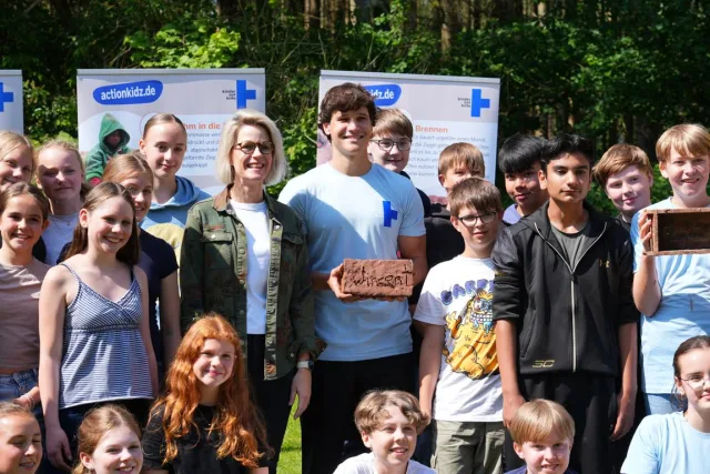 Der Popstar Wincent Weiss mit den Schülern des GAK. Foto: JOTO