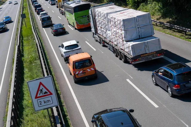 Nichts geht mehr: Baustelle und Stau auf der Autobahn. Symbolfoto: JOTO