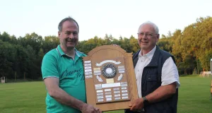 Kreisjugendwart Oliver Ahsendorf (links) und Jürgen von der Weihe (Jugendtrainer des SV Dohren - seit 1997) nehmen die Werne Mohr Plakette entgegen. Foto: Ralf Koenecke