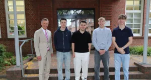 Bürgermeister Jan-Hendrik Röhse (v. li.) begrüßte die GAK-Schüler Julian Lehmann, Adrian Stojkaj, Matz Wenterodt und Jakob Stapmanns im Rathaus. Foto: Stadt Buchholz