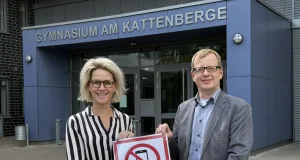 Gemeinsam in eine handyfreie Zukunft – GAK-Schulleiterin Linda Steuber und AEG-Schulleiter Andreas Wolff. Foto: Reise
