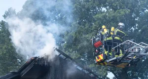 Die Drehleiter der Buchholzer Feuerwehr im Einsatz am Tannenweg in Drestedt. Foto: JOTO