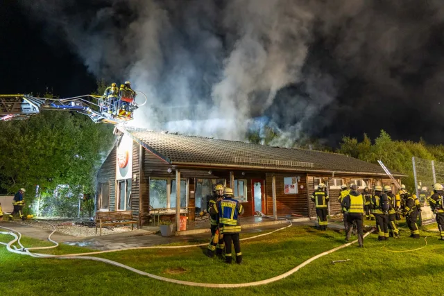 20250819_JOTO_Feuer_Buchholz_08_002 Drei Feuerwehren kämpften gegen den nächtlichen Brand. Foto: JOTO