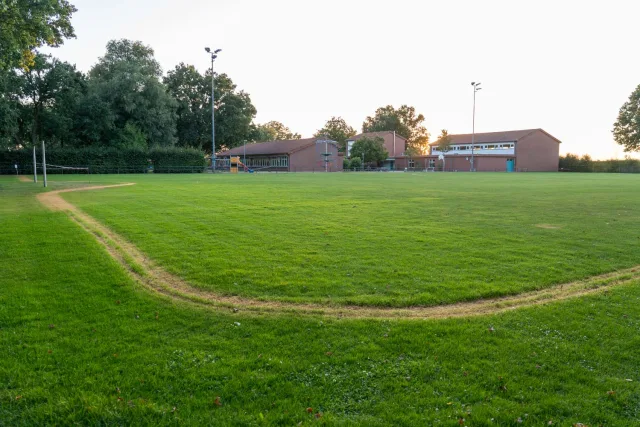 Der Sportplatz Trelde bleibt nach einem Ölunfall vorerst gesperrt. Foto: JOTO
