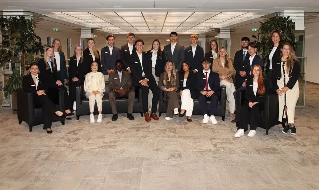 Die Ausbildungsleiterinnen der Sparkasse Harburg-Buxtehude, Ilka Hachtmann (3. v. l.) und Laura Niebuhr (2. v. r.), freuen sich über 21 angehende Bankkaufleute. Foto: ein