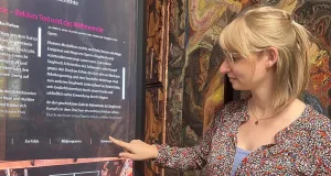 Dr. Eva Lütkemeyer an der Medienstation im Eddasaal. Foto: Kunststätte Bossard