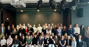 Schüler, Lehrer, Unternehmer und Kooperationspartner würdigen bei der Preisverleihung die gelungenen Imagefilme. Foto: Landkreis Harburg