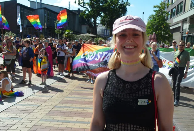 Mitorganisatorin Pia-Lucienne Bänecke freut sich über so viele Teilnehmer beim ersten CSD in Buchholz. Foto: Langner