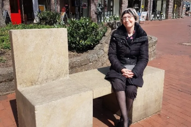 Christine Hatzinger zeigt Interessierten die kulturellen Highlights von Buchholz. Foto Lutz Roewer