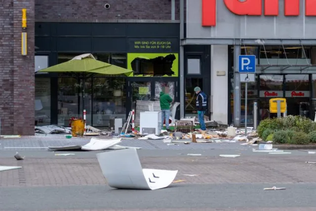 Trümmerteile flogen meterweit durch die Luft und beschädigten auch die Fensterscheiben eines Blumengeschäfts. Foto: JOTO