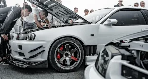 Die JDM-Szene präsentiert ihre Fahrzeuge auf dem Parkplatz von Möbel Kraft. Foto: Symbolbild