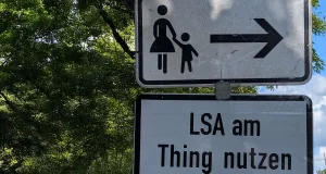 Diese Verkehrsschild auf der Canteleubrücke in Buchholz sorgt für Rätselspaß. Foto: Frerk Meyer