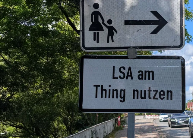 Diese Verkehrsschild auf der Canteleubrücke in Buchholz sorgt für Rätselspaß. Foto: Frerk Meyer