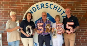 Rotary Club und Hoth Stiftung übergaben den Spendenscheck an denKinderschutzbund. Foto: ein