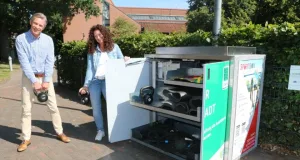 Andrea Nitzsche (Abteilung Kinder, Jugend und Sport) und Bürgermeister Jan-Hendrik Röhse probierten die Geräte aus der Sportbox in Rathausnähe aus