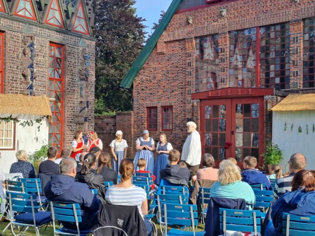 Freilichttheater zwischen den historischen Gebäuden. Foto: Kunststätte Bossard