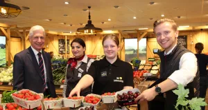 Einen Einblick in den Praktikumstag und die Arbeit im Einzelhandel erhält Landrat Rainer Rempe (von links) von Houda El-Soukie, Praktikantin Kassandra Brandt und Jonas Meyer. Foto: Landkreis Harburg