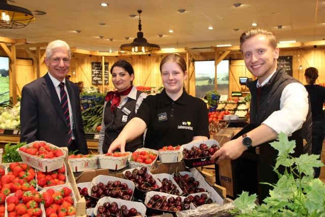 Einen Einblick in den Praktikumstag und die Arbeit im Einzelhandel erhält Landrat Rainer Rempe (von links) von Houda El-Soukie, Praktikantin Kassandra Brandt und Jonas Meyer. Foto: Landkreis Harburg