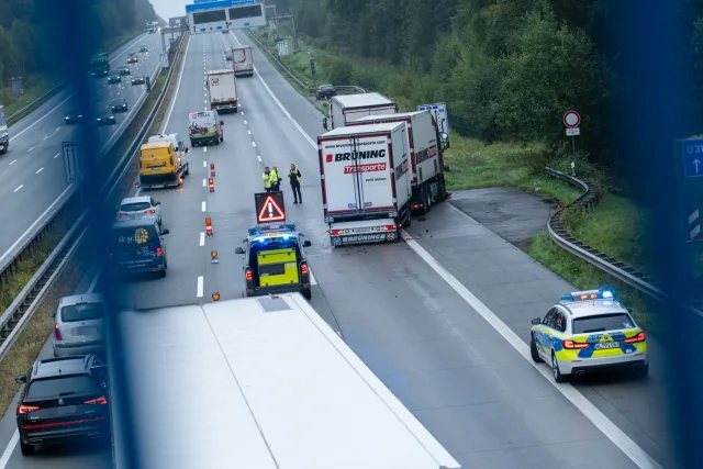 Stau auf der A1: Eingeschränkte Abbiegespur sorgt für Probleme. Foto: JOTO