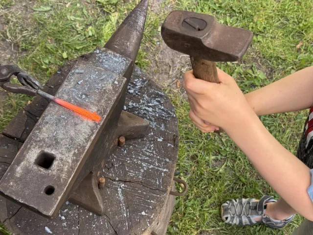 Schmiedemeister lassen im historischen Museumsdorf die Funken fliegen. Foto: ein