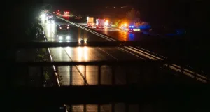 Autobahn A1 Höhe Sottrum. Das Foto entstand von der Autobahnbrücke aus, von der die Täter im Juni Gegenstände warfen. Foto: JOTO