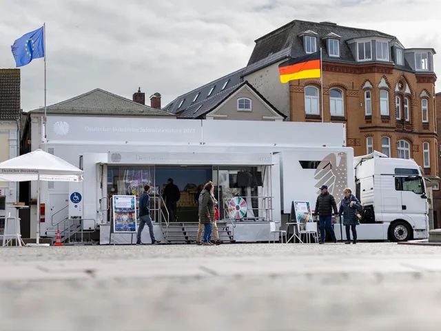 Der 17 Meter lange Truck bietet Einblicke in die Arbeit des Bundestages Foto: Deutscher Bundestag/Thomas Imo/photothek