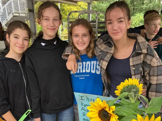 Liubov Taganova, Maaje Blechschmidt, Mira Erhorn und Ella Ryll aus der Klasse 8e servierten Pellkartoffeln mit Quark und Apfelkuchen. Foto: GAK