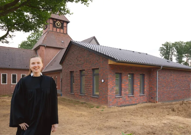 Pastorin Anna-Lena Hübsch vor Kreuzkirche Sprötze. Foto- H.Gilbert & U. Wagner Pastorin A.-L. Hübsch vor dem neuen Gemeindehaus und der Kreuzkirche in Sprötze. Foto: A. Hübsch