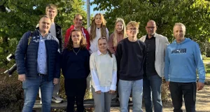 Dennis Hamann (links) und Johannes "Jojo" Tapken (2. v. rechts) freuen sich gemeinsam mit Christoph Reise (r.) auf das neue Projekt "Schüler machen Zeitung" mit den GAK Schülern Julius Mali (v.l.), Evelin Jagel, Emma Holste, Lina Möller, Laura Hinrichs, Lena Geßner und Helge Peters. Auf dem Foto fehlen Elena Alexowsky und Hannah Levsen. Foto: buchholz-aktuell.de