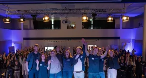 Eine positive Bilanz für das Projekt #webcoaches ziehen zum Jubiläum (von links) Benjamin Gaum (Jugendpflege Tostedt), Aleyna Yörük (#webcoach IGS Seevetal), Silke Scheiderer (Reso-Fabrik), Irene Beutel-Witt (Schulsozialarbeit Oberschule im Seevetal), Matthias Haist (Medienzentrum), der frühere #Webcoach am Gymnasium Hittfeld Frederik Sprave, Kai Schepers (Landkreis Harburg) und Kreisjugendpflegerin Anja Quast. Foto: Amelie Meyer/Landkreis Harburg