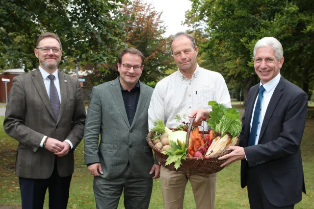Die symbolische Übergabe der Erntegaben nutzen (von links) Erster Kreisrat Josef Nießen, Kreislandwirt Martin Peters, Kreislandvolkvorsitzender Wilhelm Neven und Landrat Rainer Rempe zum Gespräch über die Bedeutung und Herausforderungen der Landwirtschaft im Landkreis Harburg. Foto: Landkreis Harburg