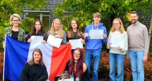 Freuen sich über die bestandenen DELF-Prüfungen. Foto: GAK