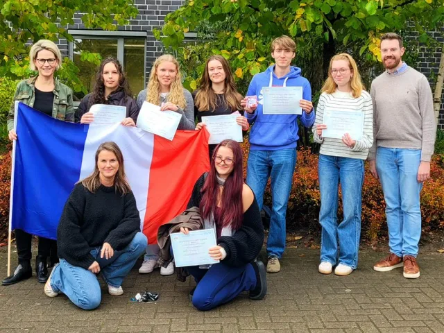 Freuen sich über die bestandenen DELF-Prüfungen. Foto: GAK