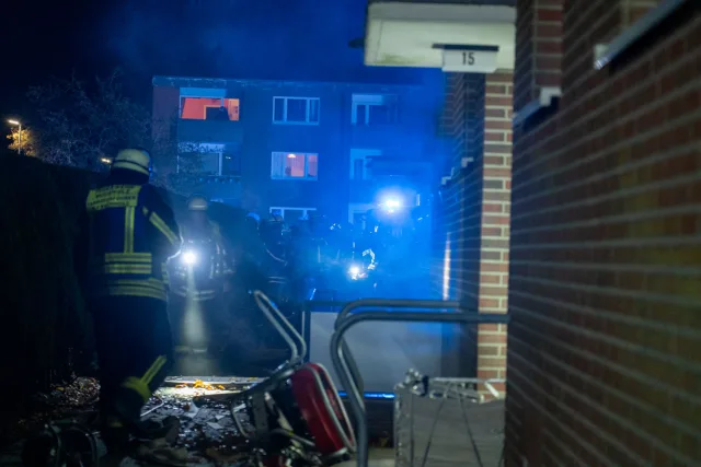 20251031_JOTO_Feuer_IMkerweg_Buchholz_004 Die Polizei ermittelt nach dem Kellerbrand am Imkerweg wegen Brandstiftung. Foto: JOTO