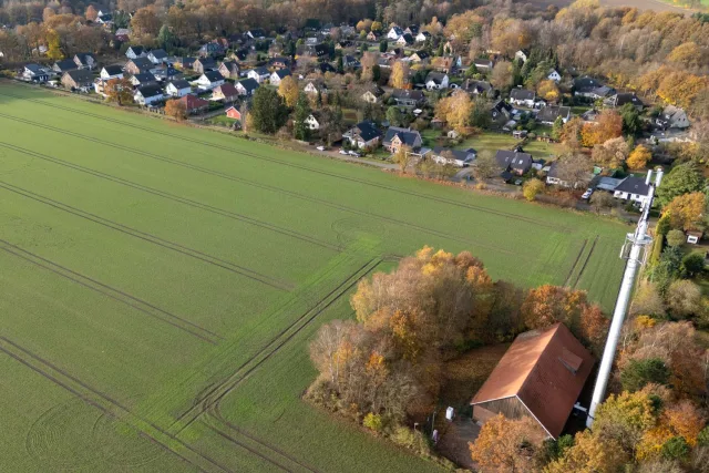 Der Mobilfunkempfang wäre top: Die drei Hektar große Fläche am Diekwischweg in Trelde wird derzeit landwirtschaftlich genutzt und könnte künftig mit Einfamilien- und Doppelhäusern bebaut werden. Foto: JOTO