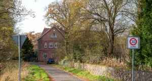 Der Hankenshof in Reindorf soll zu einem Wohnquartier mit rund 35 Wohneinheiten umgewandelt werden. Das historische Wohngebäude bleibt erhalten. Foto: JOTO